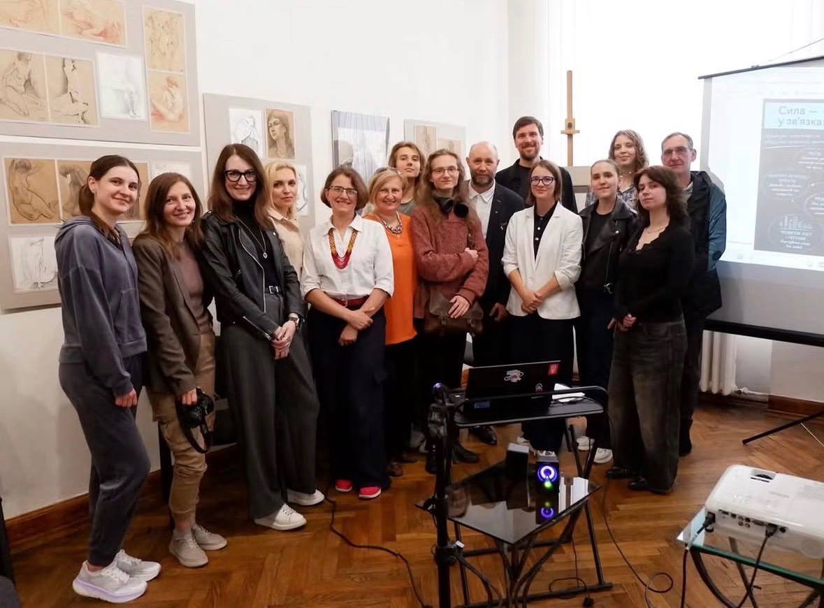 Group picture with Dr. Olesya Datsko (Professor of Arts Management at the Lviv National Academy of Art), Dr. Patrick S. Föhl and Denys Vasyliev (both Cultural Transformation Lab Ukraine) and students, faculty and guests at the Lviv National Academy of Art). © Picture: Lviv National Academy of Art.
